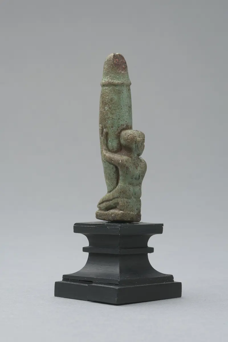Figur eines knienden, nackten Mannes mit großem, aufgerichtetem Phallus