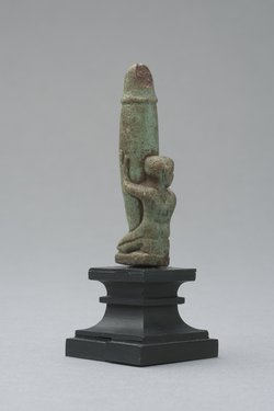 Figur eines knienden, nackten Mannes mit großem, aufgerichtetem Phallus