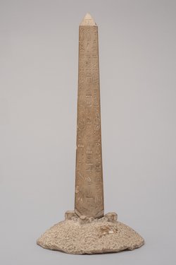Modell eines Obelisken mit Fantasiehieroglyphen