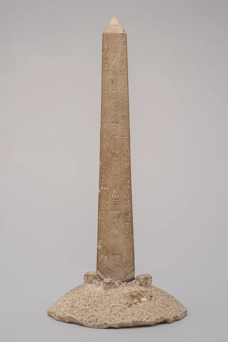 Modell eines Obelisken mit Fantasiehieroglyphen
