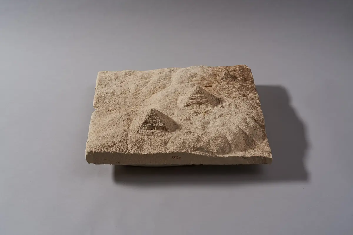 Modell des Giza-Plateaus mit Pyramiden