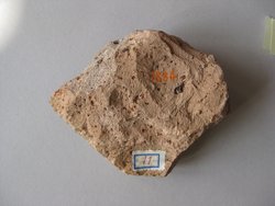 Fragment einer Krönung mit Theatermasken im Bogenfries: Maske