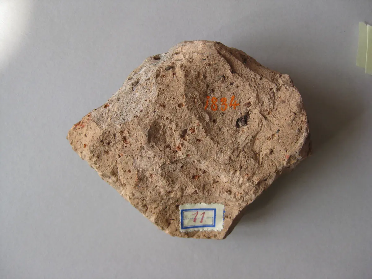 Fragment einer Krönung mit Theatermasken im Bogenfries: Maske