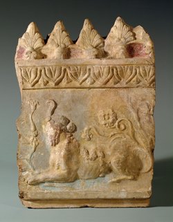 Rechte Hälfte einer Aufsatzplatte mit Darstellung einer Besfigur zwischen ruhenden Sphingen: Männlicher Sphinx