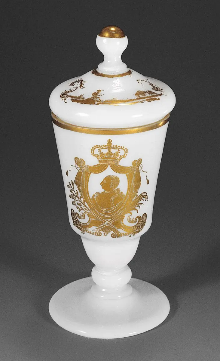 Deckelpokal aus Milchglas mit Portrait Friedrichs II. von Preußen