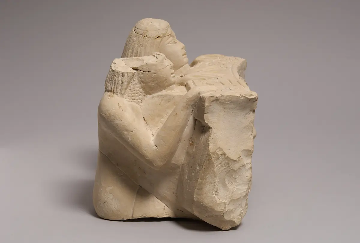 Fragment eines Hathorbeckens mit zwei Stifterfiguren