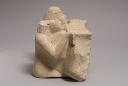 Fragment eines Hathorbeckens mit zwei Stifterfiguren