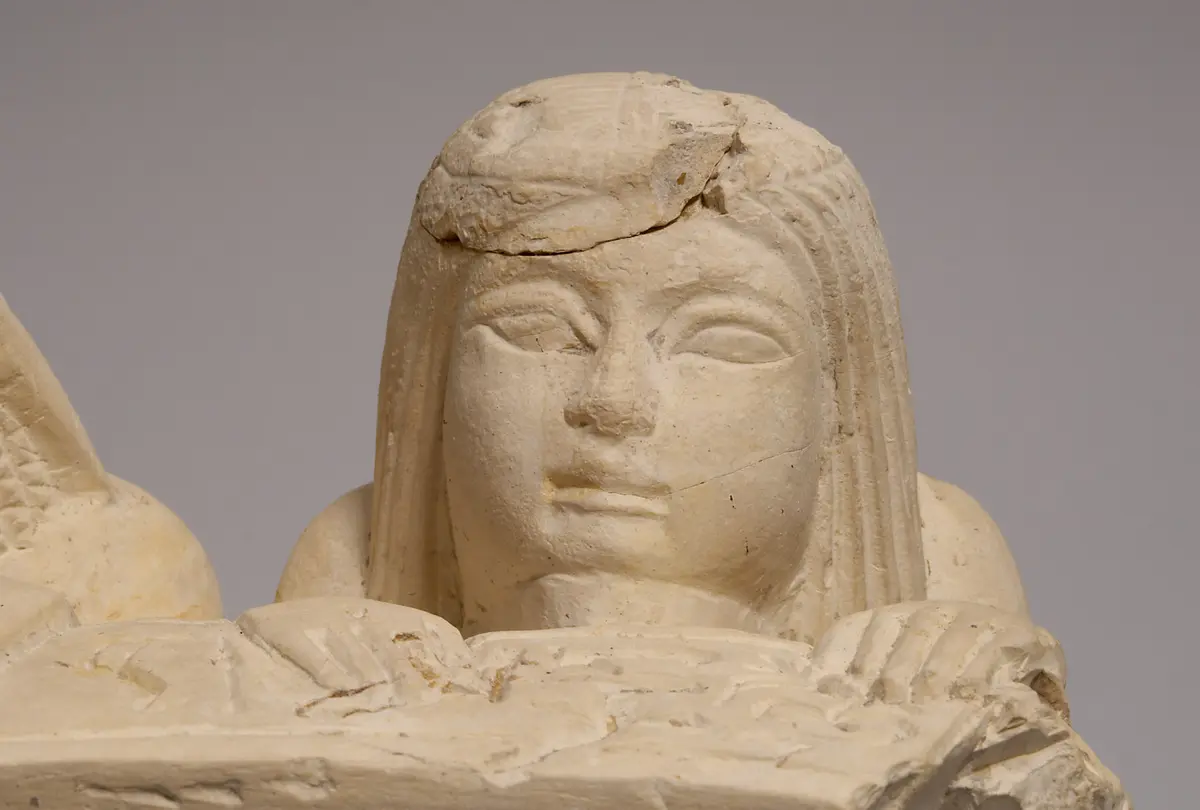 Fragment eines Hathorbeckens mit zwei Stifterfiguren