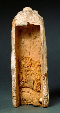 Obeliskenförmiger Behälter mit Osirisfigur