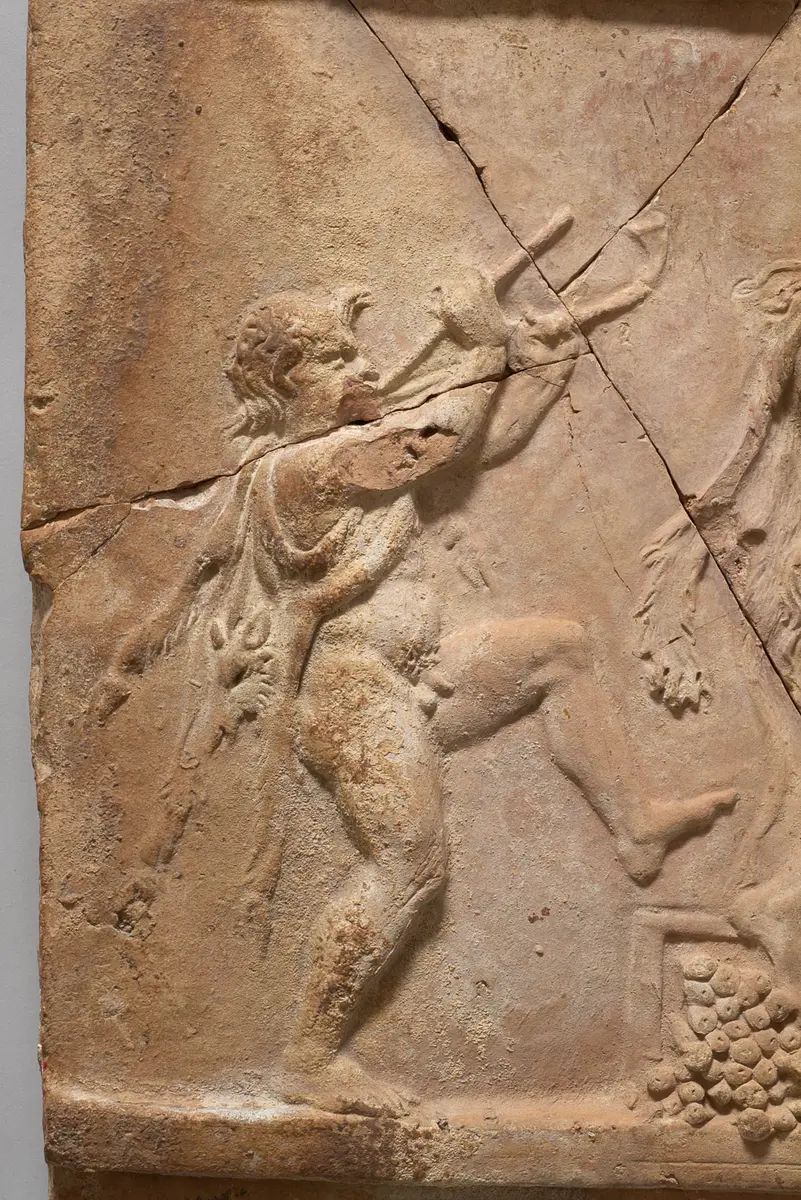 Aufsatzplatte: Zwei kelternde Satyrn, jugendlicher Satyr mit Doppelflöte, Silen mit Korb