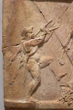 Aufsatzplatte: Zwei kelternde Satyrn, jugendlicher Satyr mit Doppelflöte, Silen mit Korb