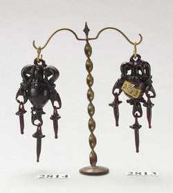vasenförmiges Ohrgehänge aus Glas 