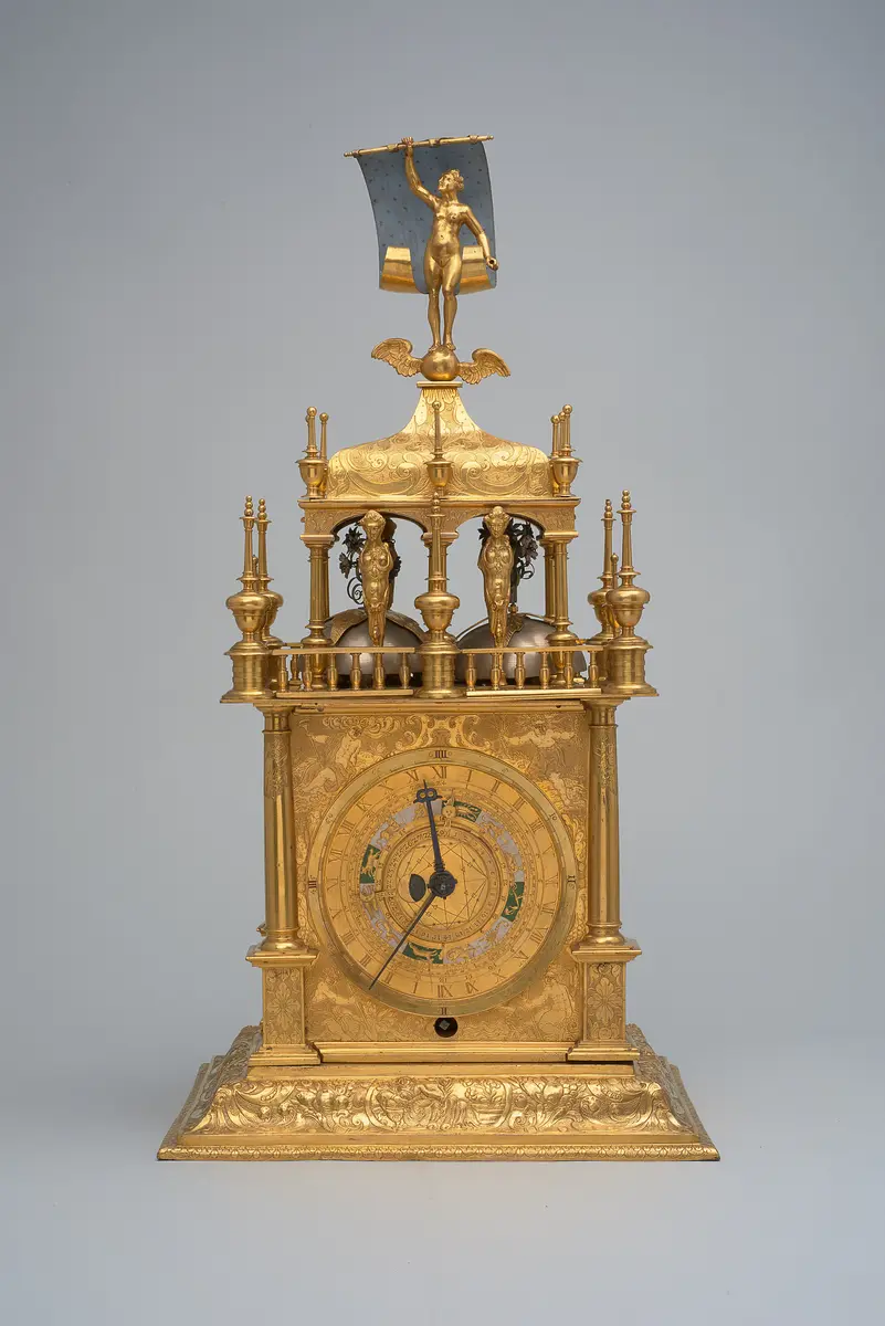 Tischuhr mit Fortuna als Bekrönung