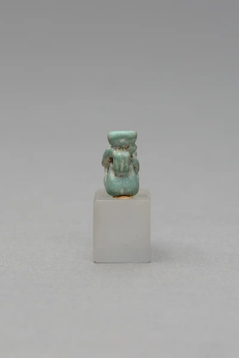 Mit ausgestreckten Beinen sitzender, nackter Mann mit übergroßem Phallus und Röhrentrommel
