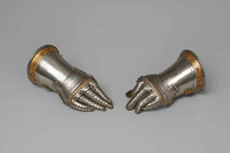 Ein Paar gefingerter Eisenhandschuhe