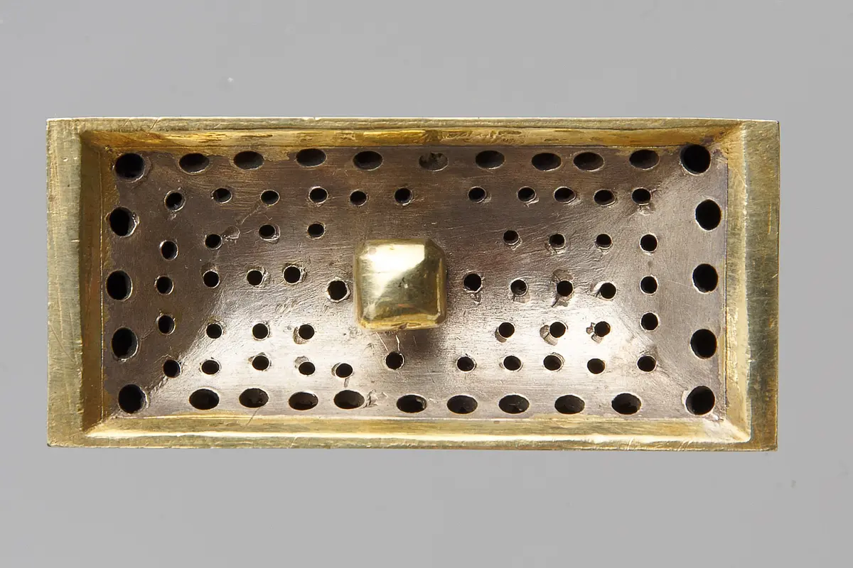 gritting sandbox; scientific instrument