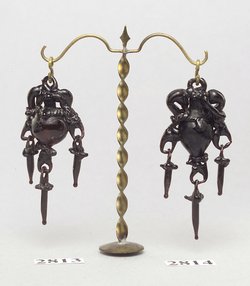 vasenförmiges Ohrgehänge aus Glas 