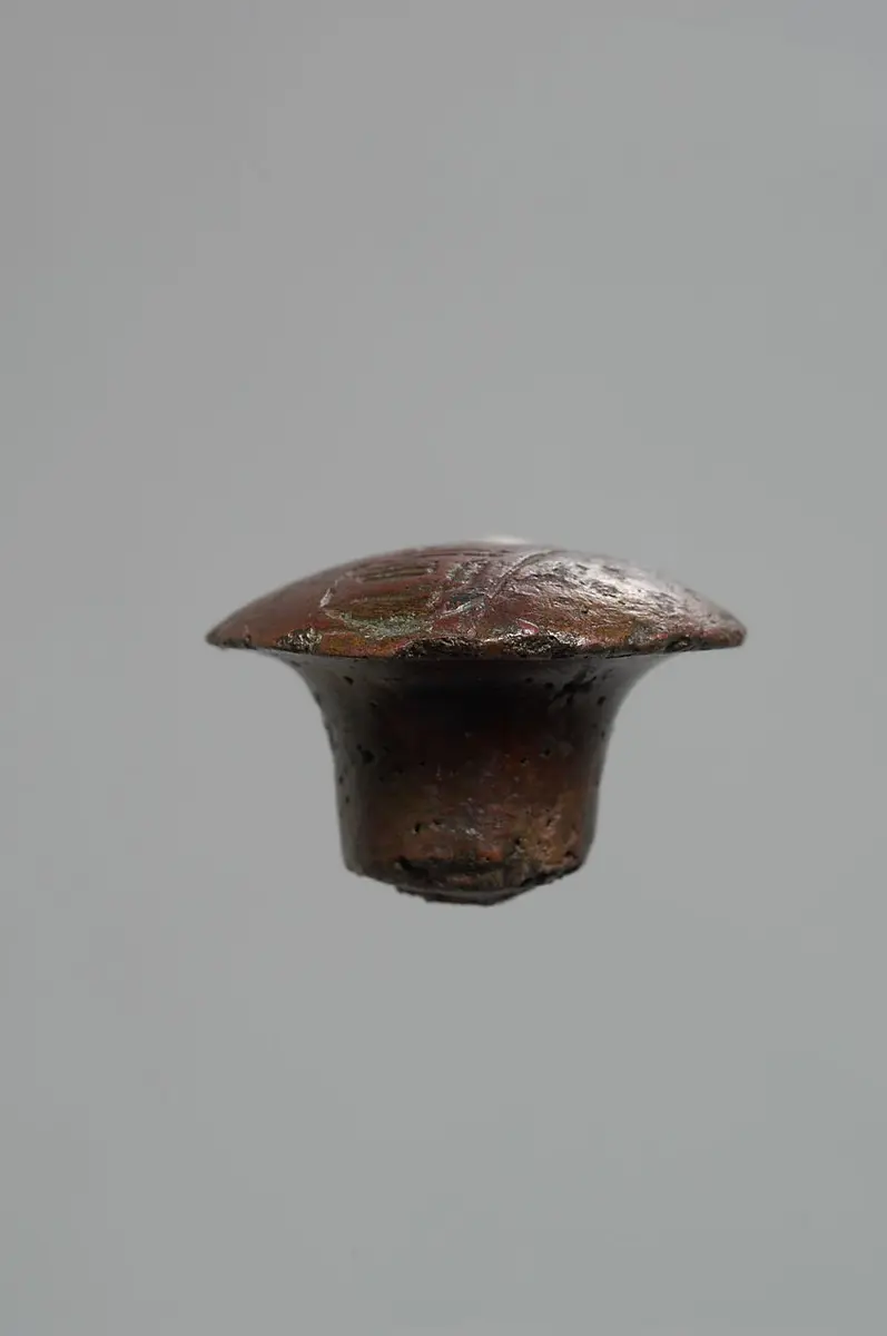 Bronzefragment (von Kelch?) mit Kartusche Ramses' III.