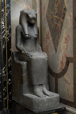 Sitzstatue der Göttin Sachmet