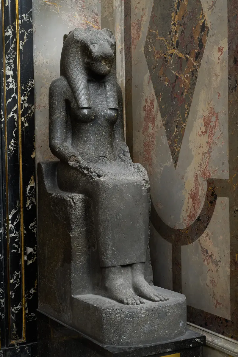 Sitzstatue der Göttin Sachmet