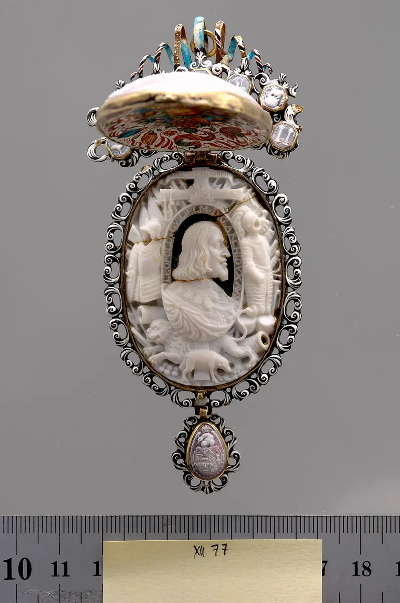 Medaillonkapsel mit Porträt Erzherzog Leopold Wilhelms (VS); Adler (RS)