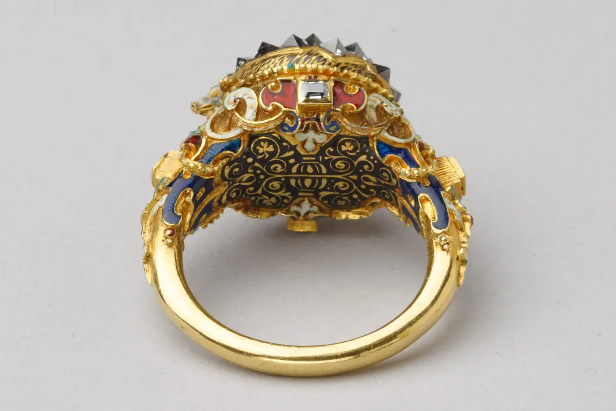 Ring mit Sonnenuhr in Gestalt eines Igels