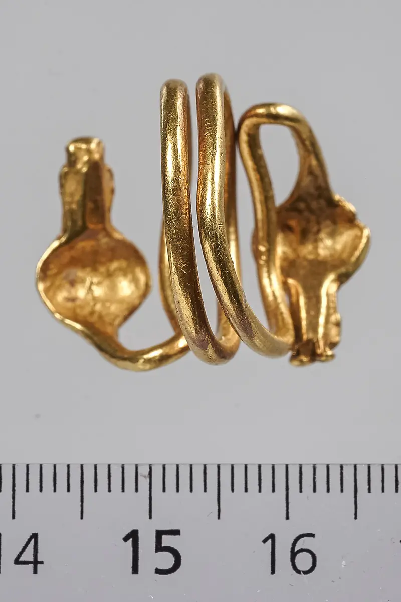 Spiralring mit zwei Büsten