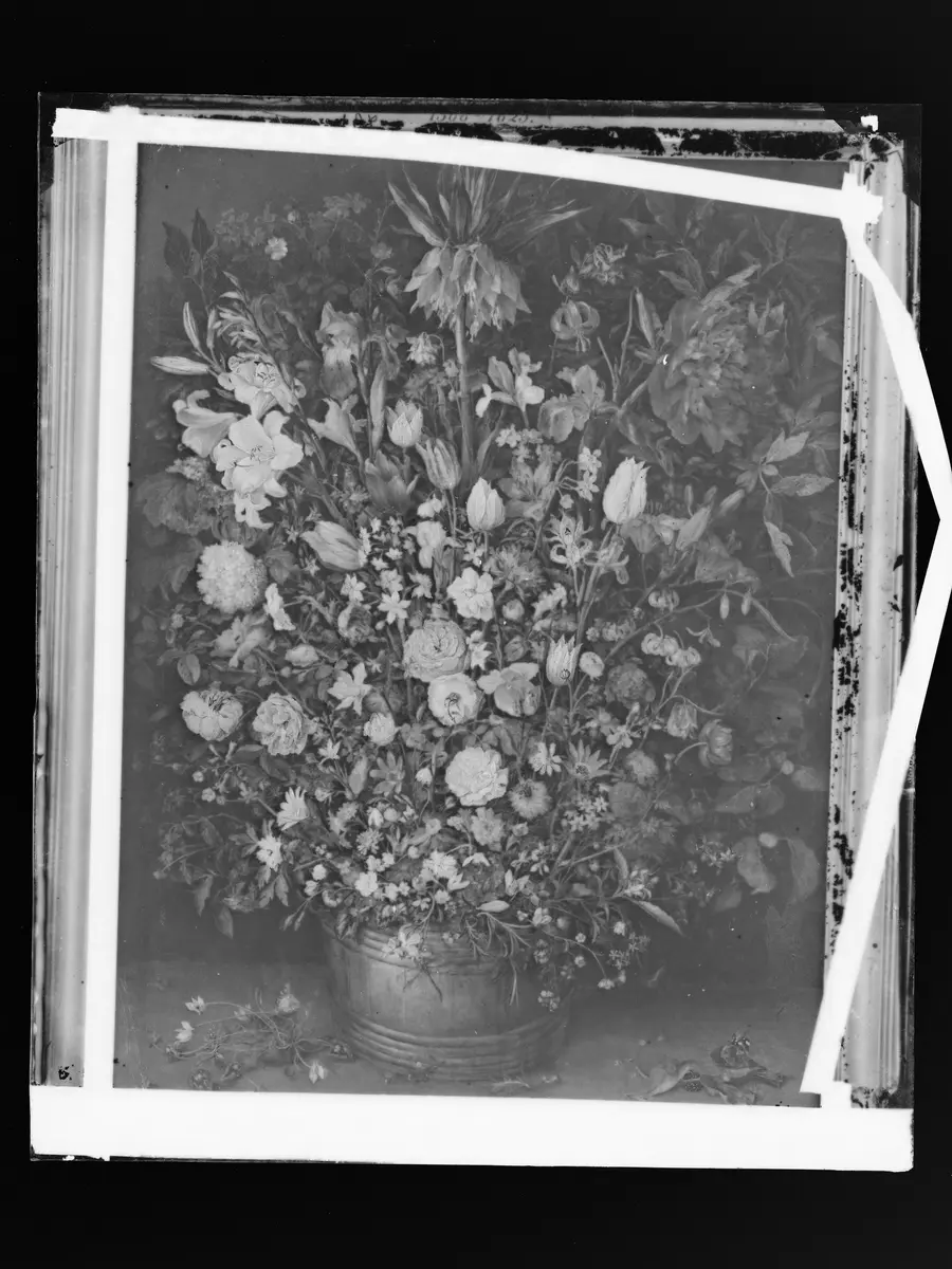 Großer Blumenstrauß in einem Holzgefäß