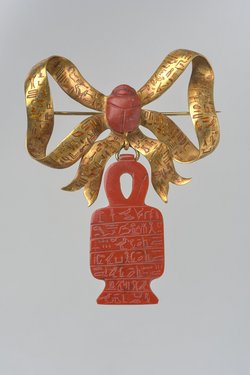 Isisknoten und Skarabäus modern in Goldbrosche gefaßt