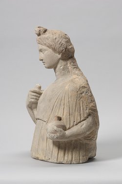 Halbfigur eines Mädchens