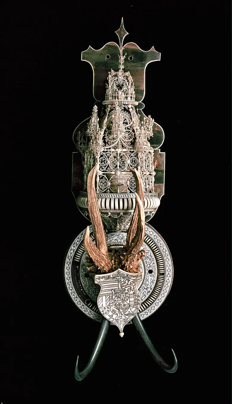 Jagdtrophäe mit Wappen EH Ferdinands II., Jagdtrophäe, Schnitzarbeit, Elfenbeinarbeit, Filigranarbeit