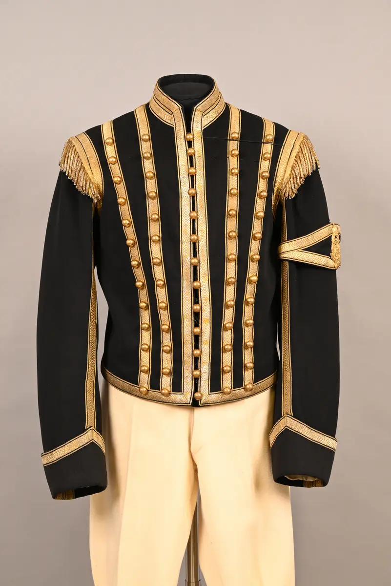 Reitender Kutscher (Jockey) für Daumont-Zug mit weißen Pferden