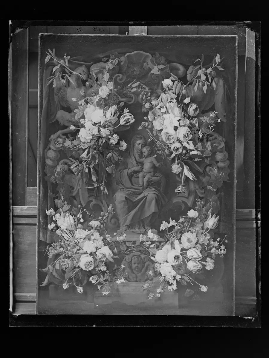 Sitzende Madonna von Blumen umrahmt