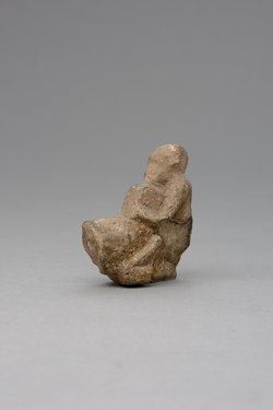 Hockender, nackter Mann, über seinem Phallus eine Stele haltend, fragmentiert
