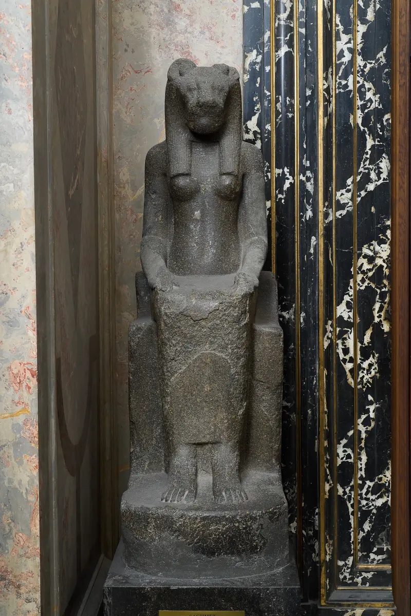 Sitzstatue der Göttin Sachmet