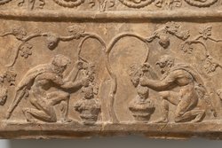 Aufsatzplatte: Zwei Satyrn bei der Weinlese