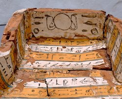 Mumienförmiger Sarg des Djed-bastet-inek-su