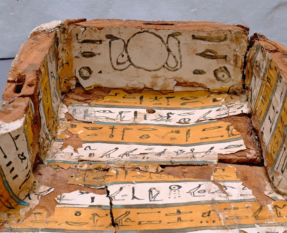 Mumienförmiger Sarg des Djed-bastet-inek-su