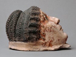 Kopf vom Stucksarg einer Frau
