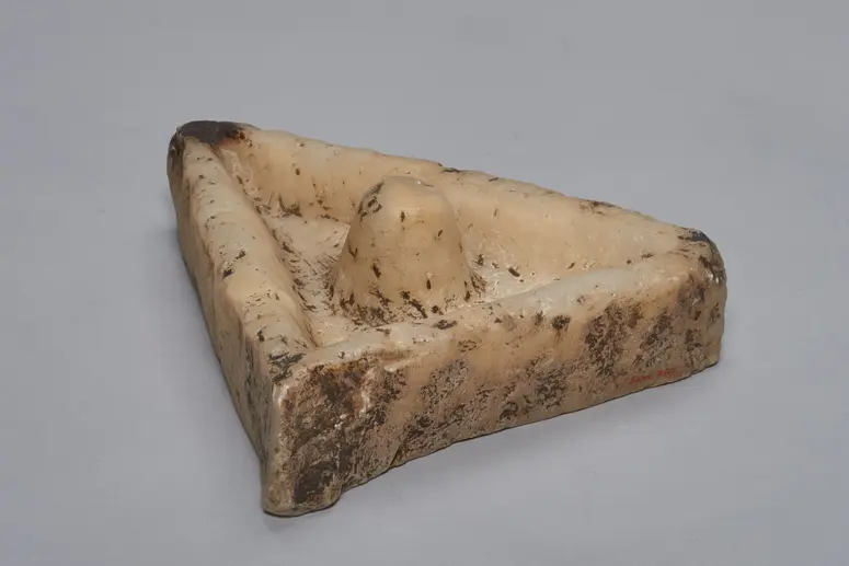 Altäthiopisches Inschriftfragment, zu Steinlampe gearbeitet