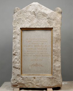 Grabstein mit fünf Porträtbüsten