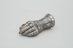 Linker Fingerhandschuh im Stil der Flechtbandgarnitur