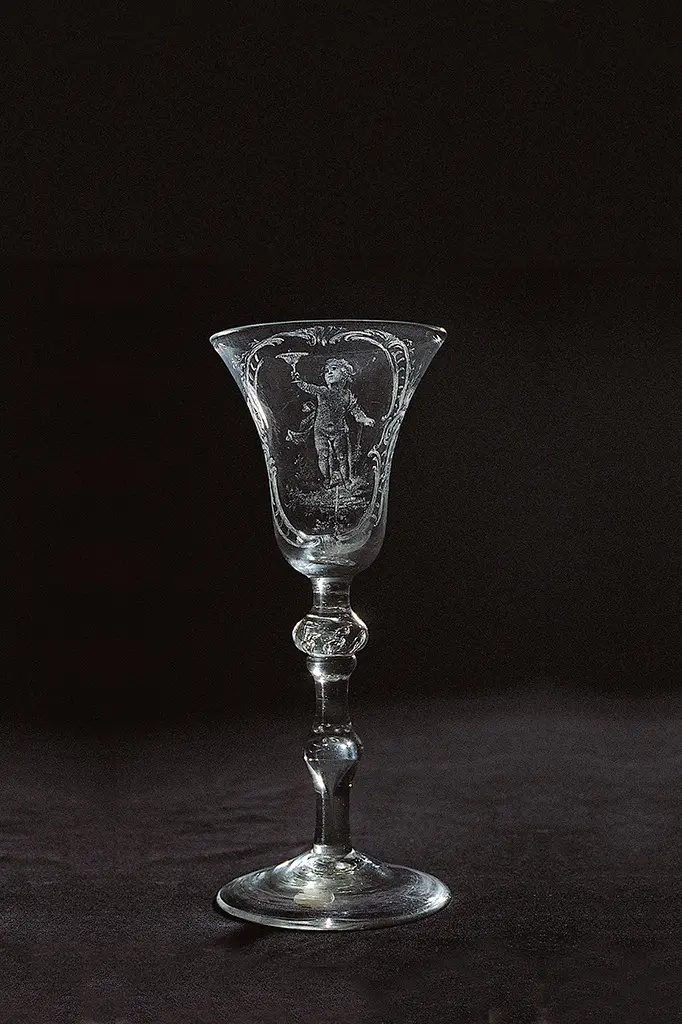 Kelchglas mit zuprostendem Putto