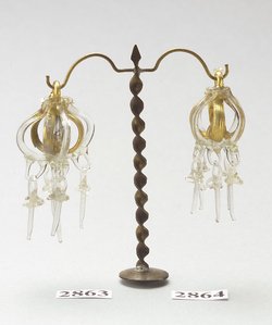 Ohrgehänge mit schwertförmigen Anhängseln aus Glas 