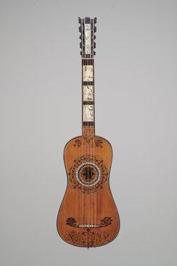 Aus einer Chitarra battente umgebautes Instrument