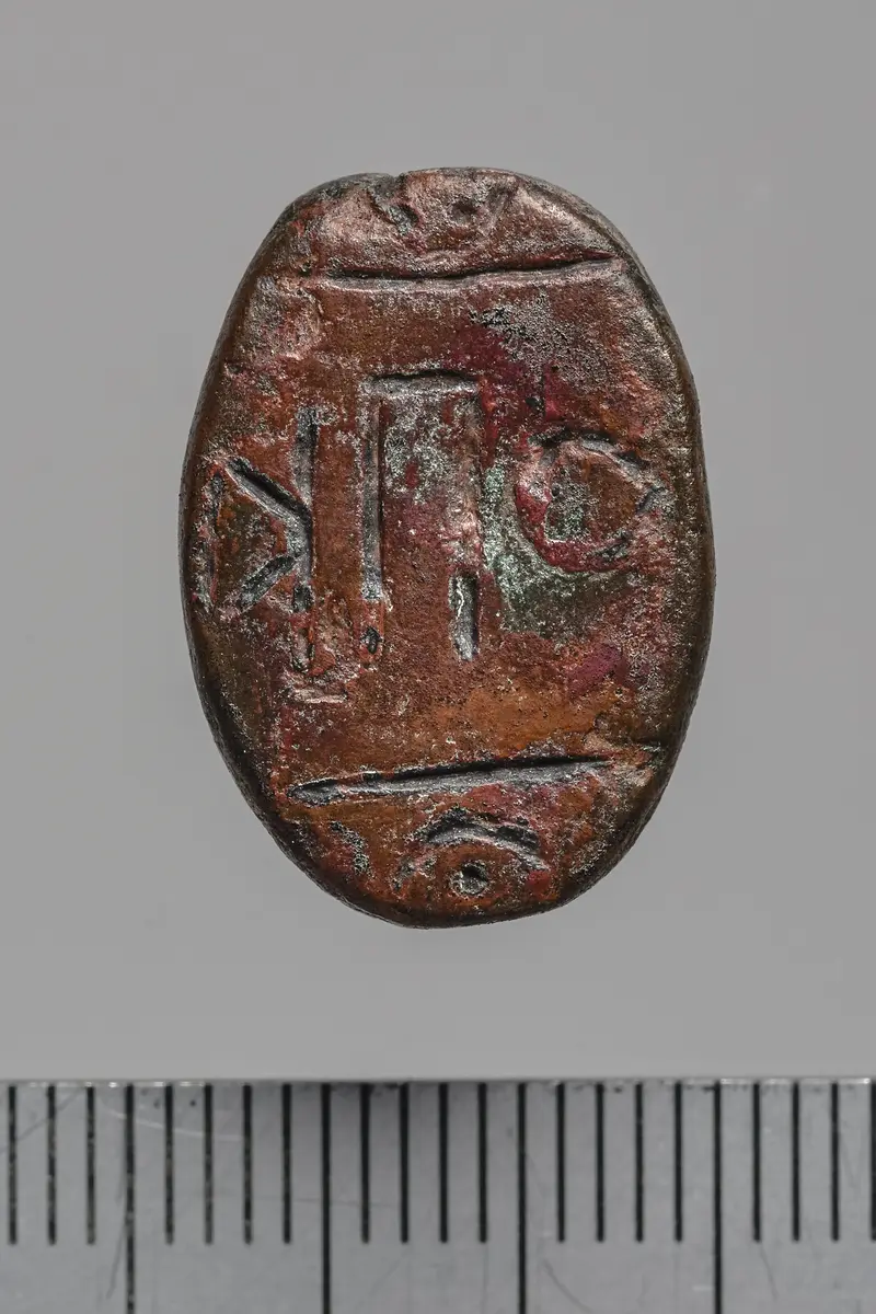 Kauroidförmiges Amulett mit Durchbohrung
