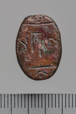 Kauroidförmiges Amulett mit Durchbohrung