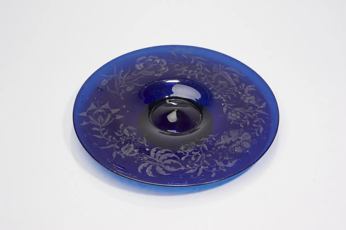 Blauer Teller mit diamantgraviertem Blumendekor