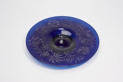 Blauer Teller mit diamantgraviertem Blumendekor