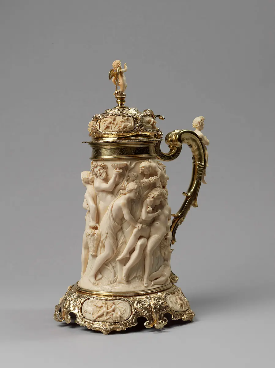 Deckelhumpen aus Elfenbein mit Bacchanal und mythologischen Szenen